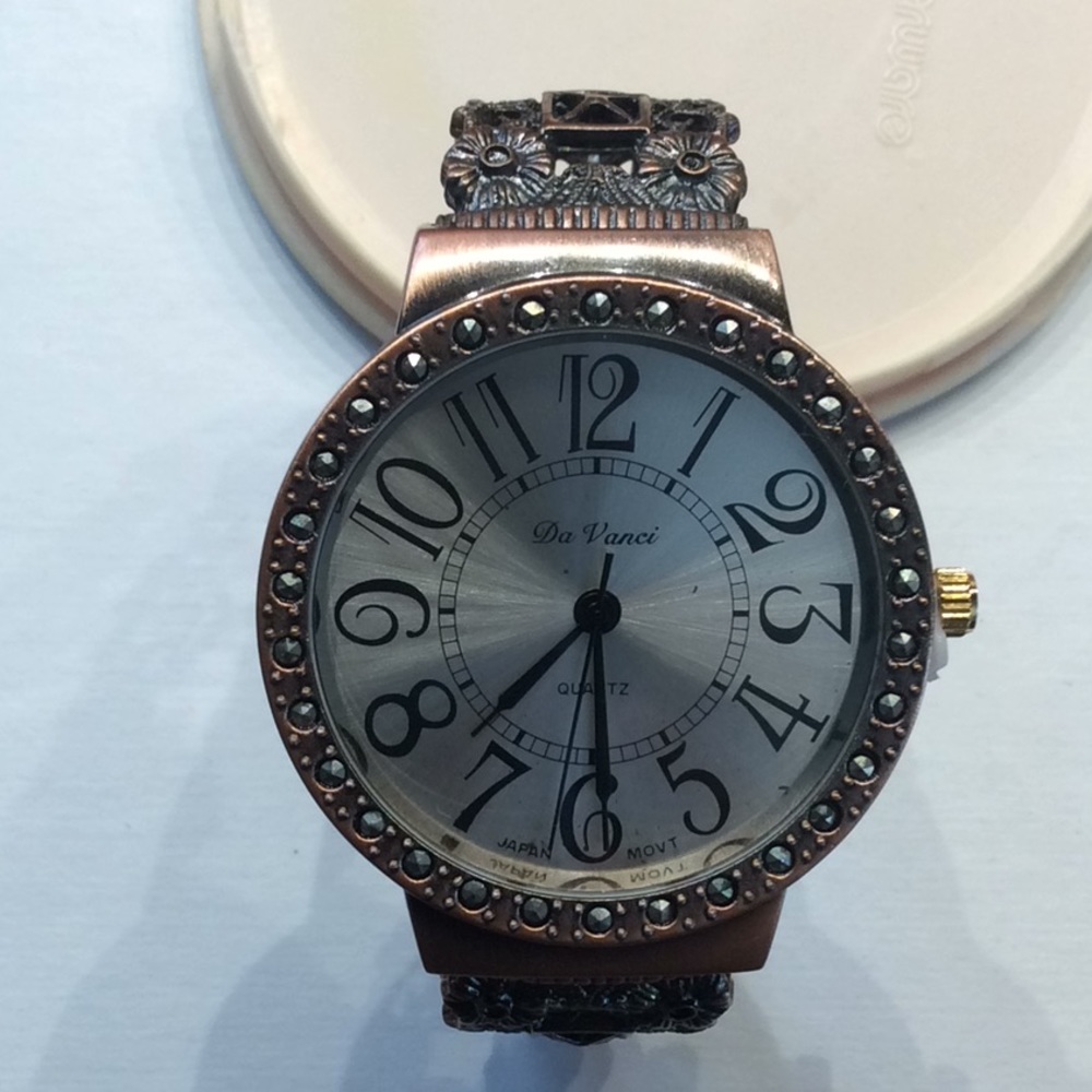 A fashion cuff hinged watch needs battery